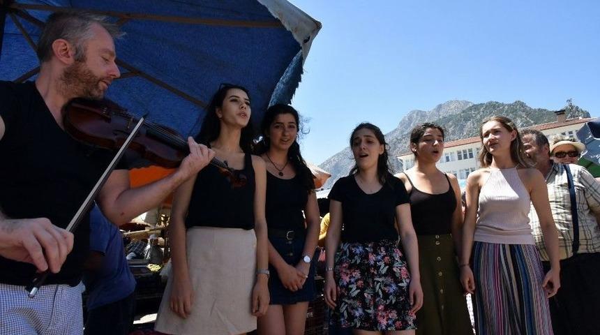 Semt Pazarında Klasik M&uuml;zik Konseri