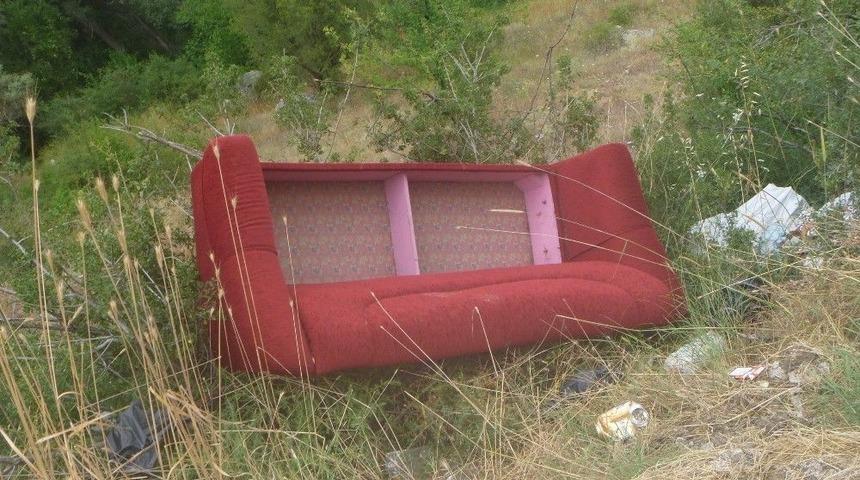 Yol Kenarlarına D&ouml;k&uuml;len &Ccedil;&ouml;pler &Ccedil;evre Kirliliğine Neden Oluyor