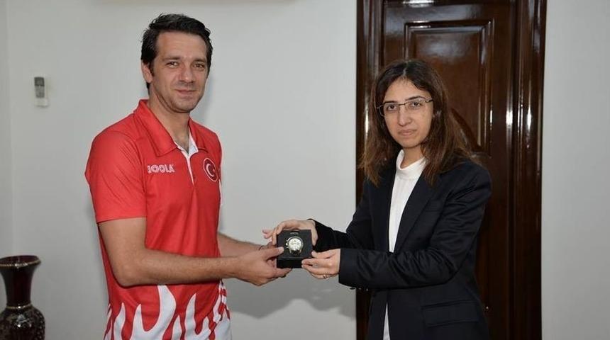 Vali Yılmaz, Başarılı Antren&ouml;r Ve Sporcuyu &Ouml;d&uuml;llendirdi