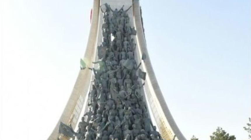 Başkan Yılmaz, 15 Temmuz Şehitler Anıtı&rsquo;nı Ziyaret Etti