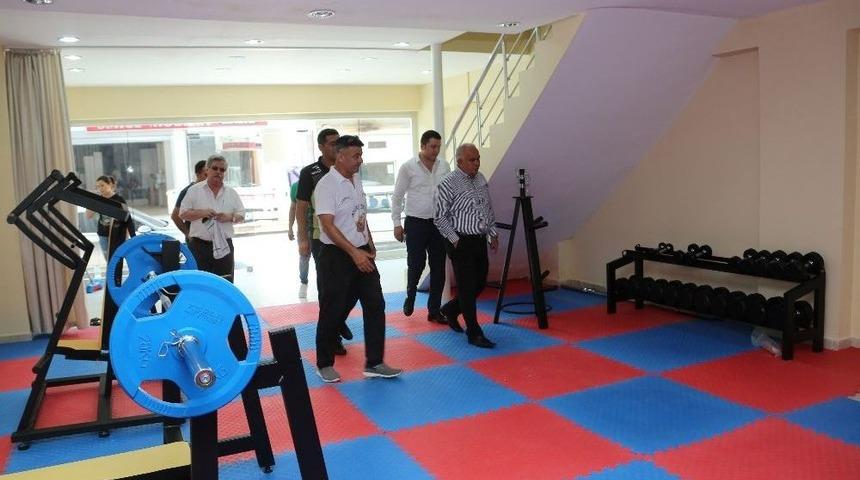 Başkan Tollu, Yakında A&ccedil;ılacak Spor Salonunu İnceledi
