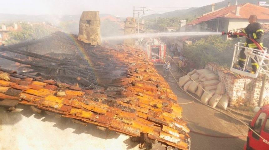 Karacasu&rsquo;da Yangın Bir Evi Yok Etti