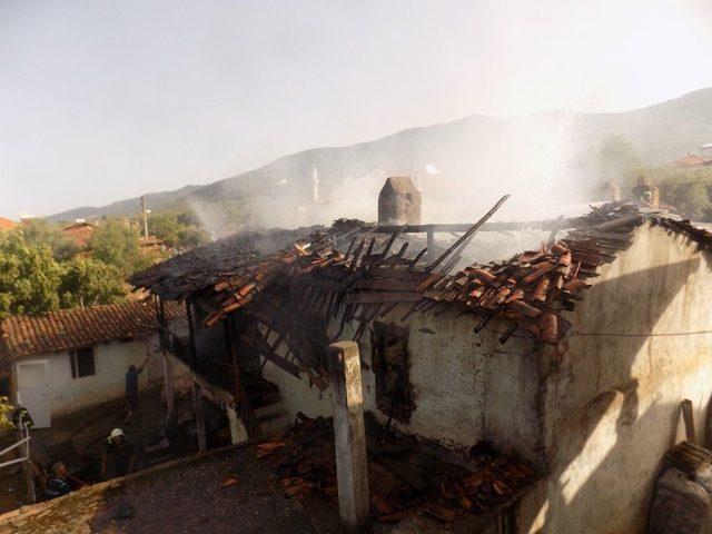 Karacasu’da Yangın Bir Evi Yok Etti