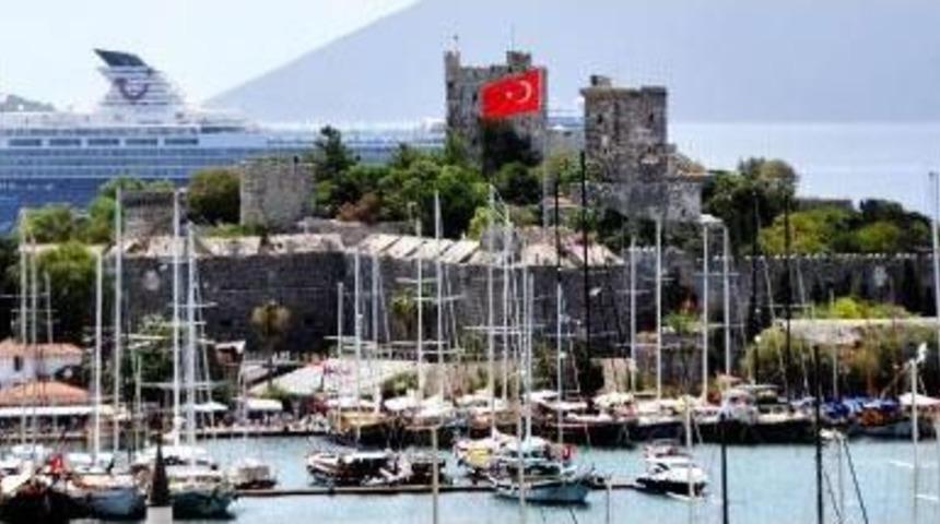 Bodrum'a Denizden 2 Bin 165 Turist Geldi