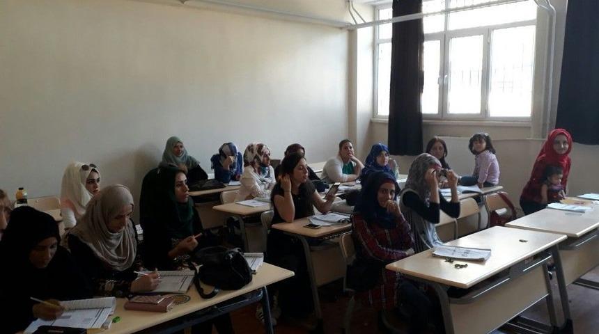 T&ouml;mer 400 Sığınmacıya T&uuml;rk&ccedil;e Kursu Veriyor