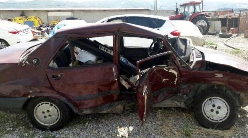 Kavşakta Iki Otomobil &Ccedil;arpıştı: 1 &Ouml;l&uuml;, 4 Yaralı