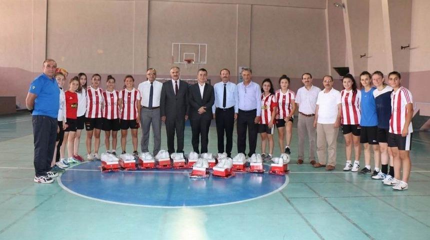 Bakan Yılmaz&rsquo;dan Şampiyon Takıma Malzeme Desteği