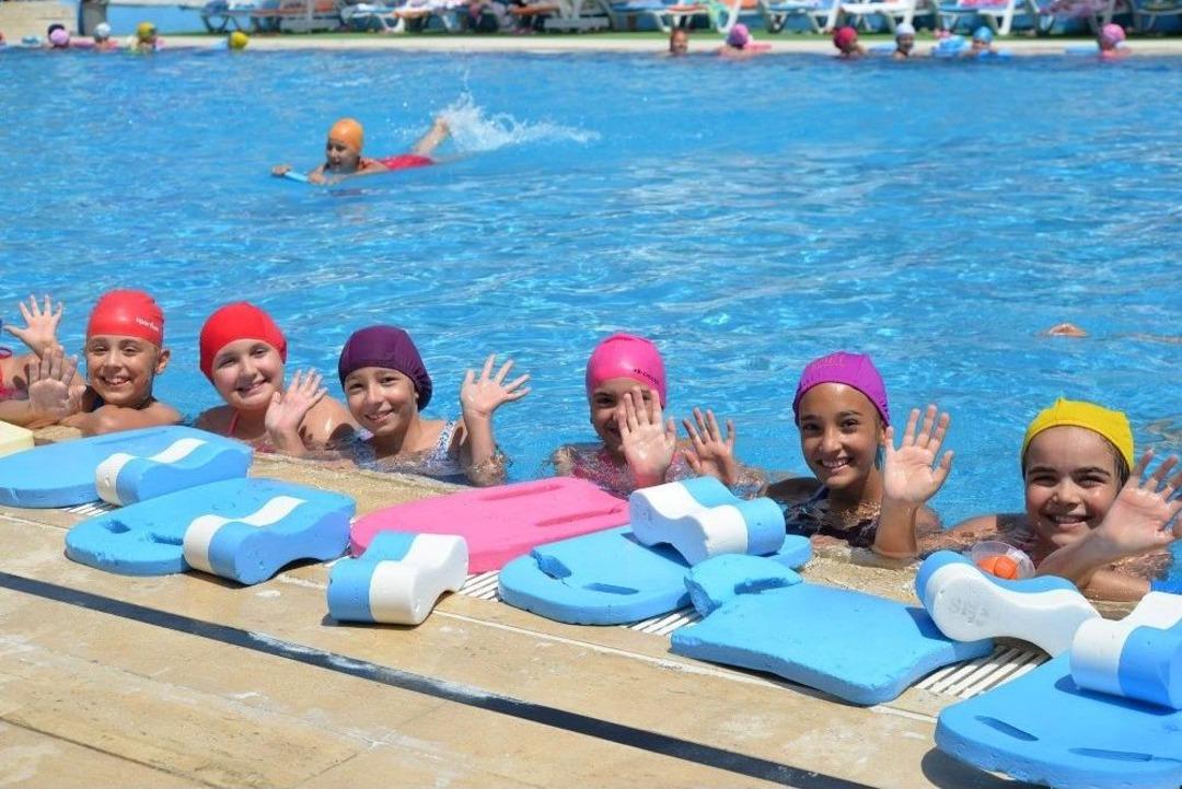 Boz&uuml;y&uuml;k&rsquo;te Minikler Y&uuml;zmeyi Eğlenerek &Ouml;ğreniyor