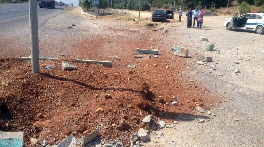 Kahramanmaraş&rsquo;ta Kırmızı Işık İhlali Yapan Otomobil Yoldan &Ccedil;ıktı