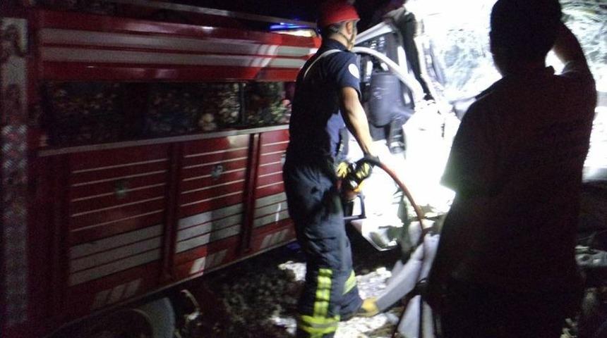 Kazada Kamyonette Sıkışan &Ccedil;ocuğu İtfaiye Kurtardı