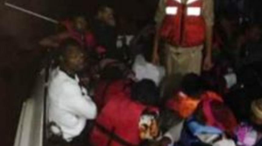 İzmir&rsquo;de Yurt Dışına Ka&ccedil;maya &Ccedil;alışan 43 G&ouml;&ccedil;men Yakalandı