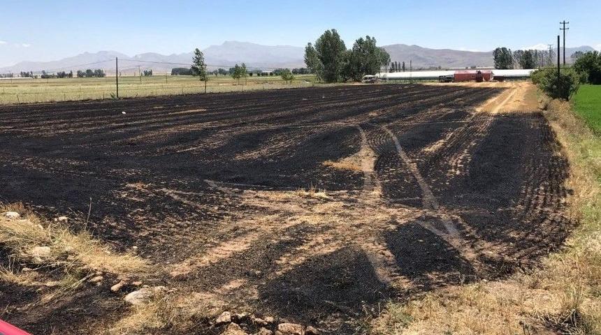 Korkuteli’de 12 Dönüm Tarım Arazisi Yandı