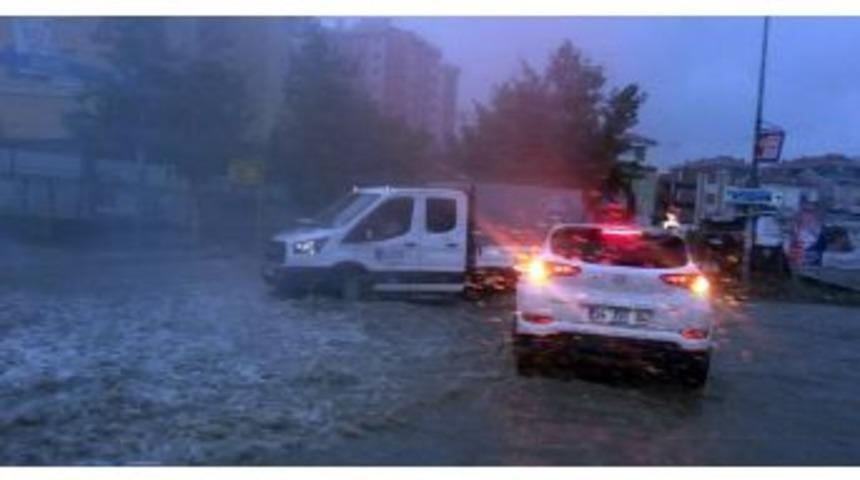 İstanbul’da Beklenen Şiddetli Yağmur Dolu İle Birlikte Geldi