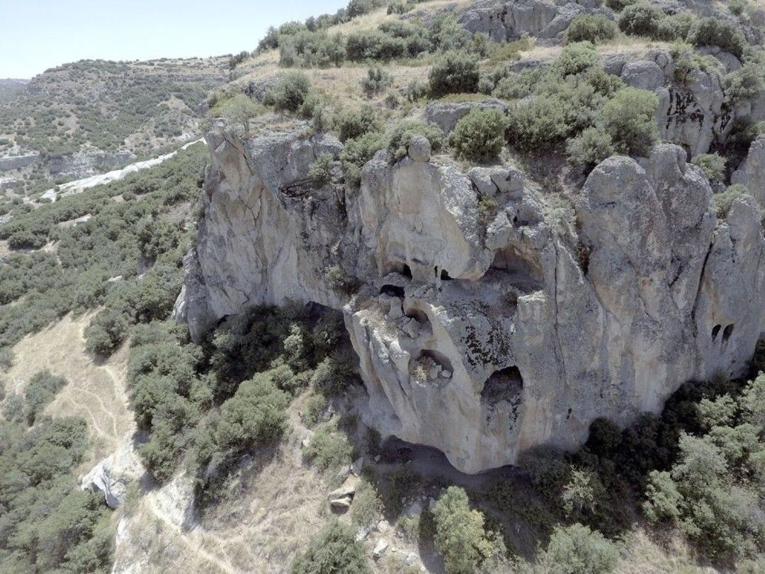 Uşak&rsquo;taki &Ccedil;evreyolu &Ccedil;alışmasında 2 Bin Yıllık Nekropoller Bulundu