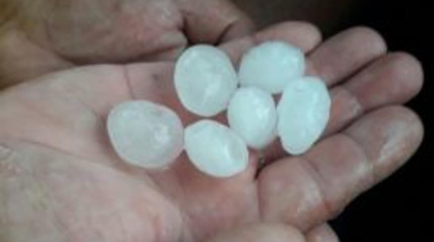 Balıkesir&rsquo;de Erik B&uuml;y&uuml;kl&uuml;ğ&uuml;nde Dolu Yağdı