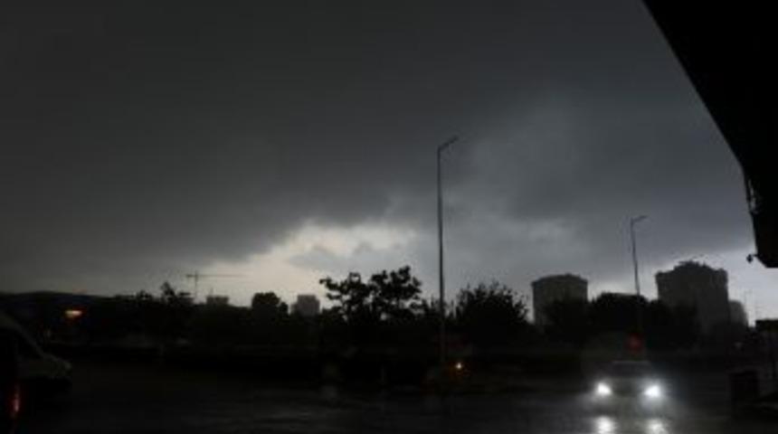 İstanbul’da Gökyüzünü Siyah Bulutlar Kapladı