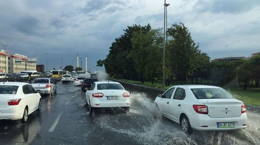 İstanbul’da E-5 Karayolunu Su Bastı