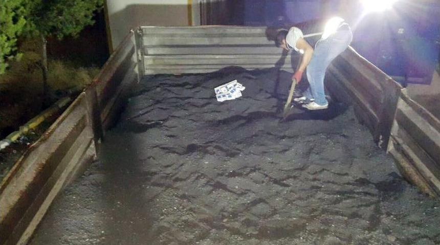 Toz K&ouml;m&uuml;r&uuml;n Altından Ka&ccedil;ak Sigara &Ccedil;ıktı