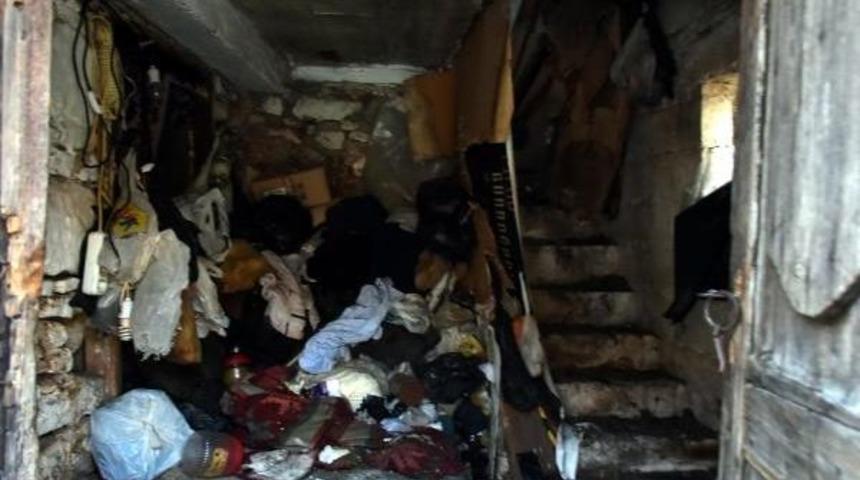 Metruk Evden 2 Ton &Ccedil;&ouml;p &Ccedil;ıkartıldı