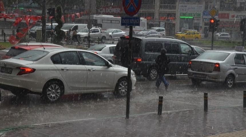 Bursa&rsquo;ya Yağmur Dolu İle Birlikte Geldi