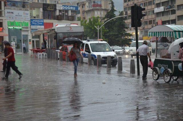 Bursa’ya Yağmur Dolu İle Birlikte Geldi