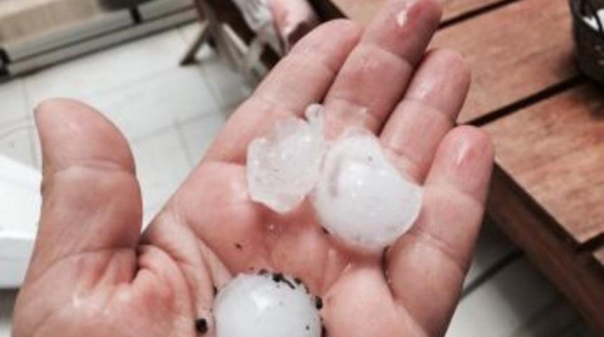 Edremit&rsquo;e Ceviz B&uuml;y&uuml;kl&uuml;ğ&uuml;nde Dolu Yağdı