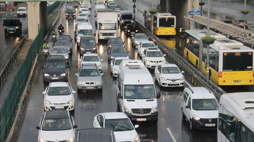 Sefaköy’de Araçların İçini Su Bastı