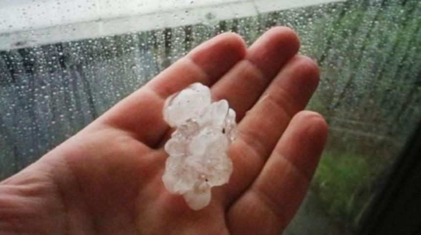 Kağıthane&rsquo;de Dolu Ara&ccedil;ları Vurdu, Fırtına Eşyaları U&ccedil;urdu