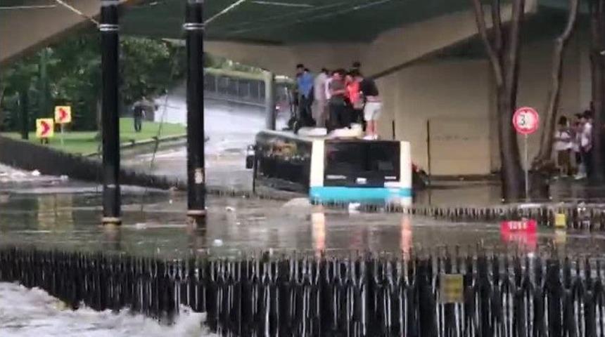 Selde Mahsur Kalan Vatandaşlar Otob&uuml;s&uuml;n &Uuml;zerine &Ccedil;ıktı