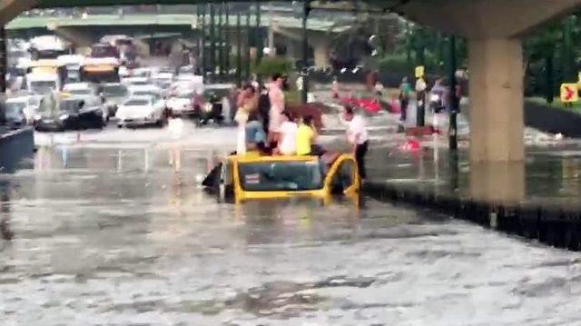 Selde Mahsur Kalan Vatandaşlar Otobüsün Üzerine Çıktı