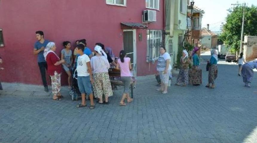 &Uuml;vey Anneleri Tarafından Istenmeyen 4 Kardeşe Mahalleli Sahip &Ccedil;ıktı