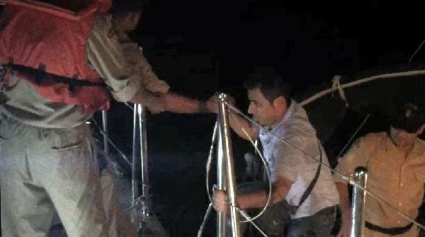 Yelkenli Tekne Ile Umuda Yolculuk Sahil G&uuml;venliğe Takıldı