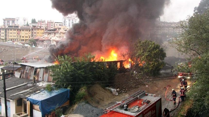 Kağıthane&rsquo;de Yıldırım D&uuml;şen Fabrikada Yangın &Ccedil;ıktı