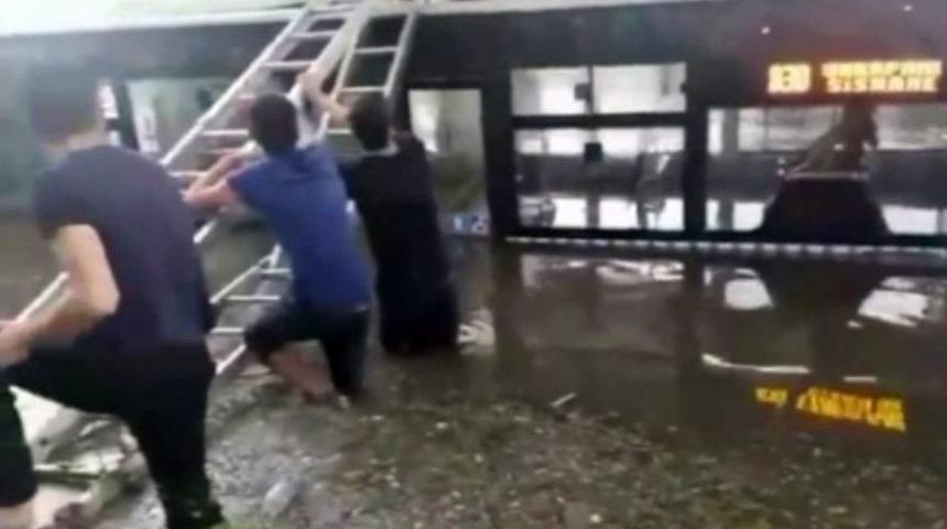 Otob&uuml;s &Uuml;zerinde Mahsur Kalanlar Merdivenlerle Kurtarıldı