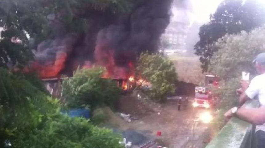 Yıldırım D&uuml;şmesi Sonrası Yangın &Ccedil;ıktı