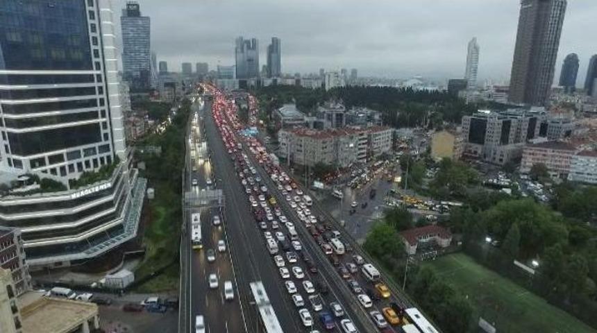 İstanbul'da Sağanak Yağış Trafiği Olumsuz Y&ouml;nde Etkiledi