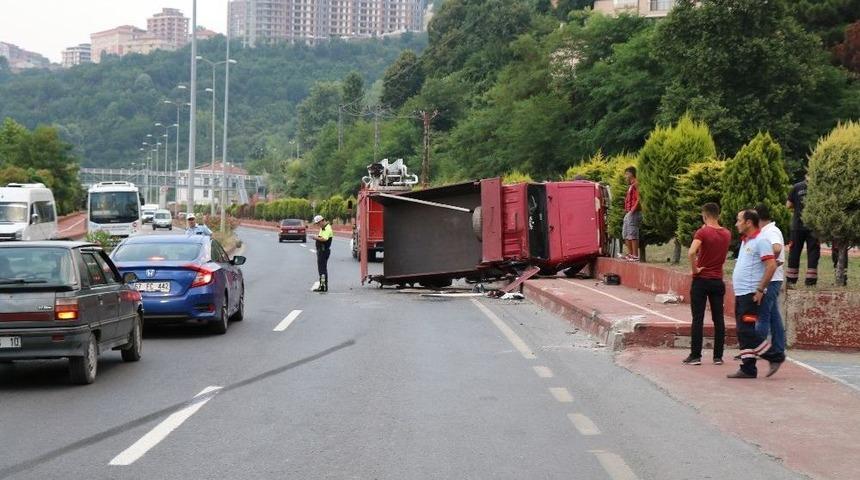 Zonguldak&rsquo;ta Kamyon Devrildi: 2 Yaralı