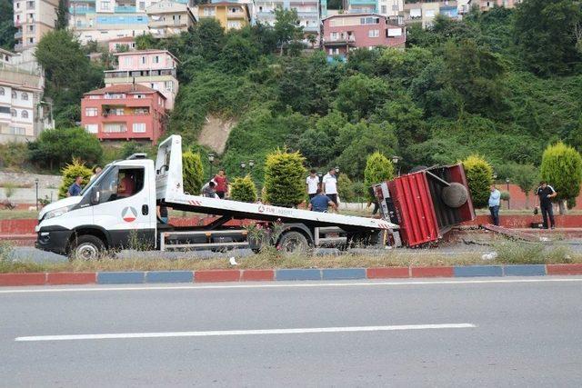 Zonguldak’ta Kamyon Devrildi: 2 Yaralı