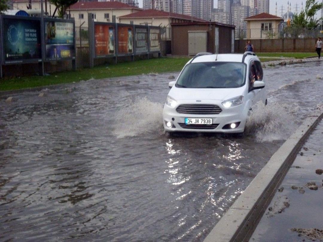 Ataşehir&rsquo;de Su Baskınları Nedeniyle Vatandaşlar Yolda Mahsur Kaldı