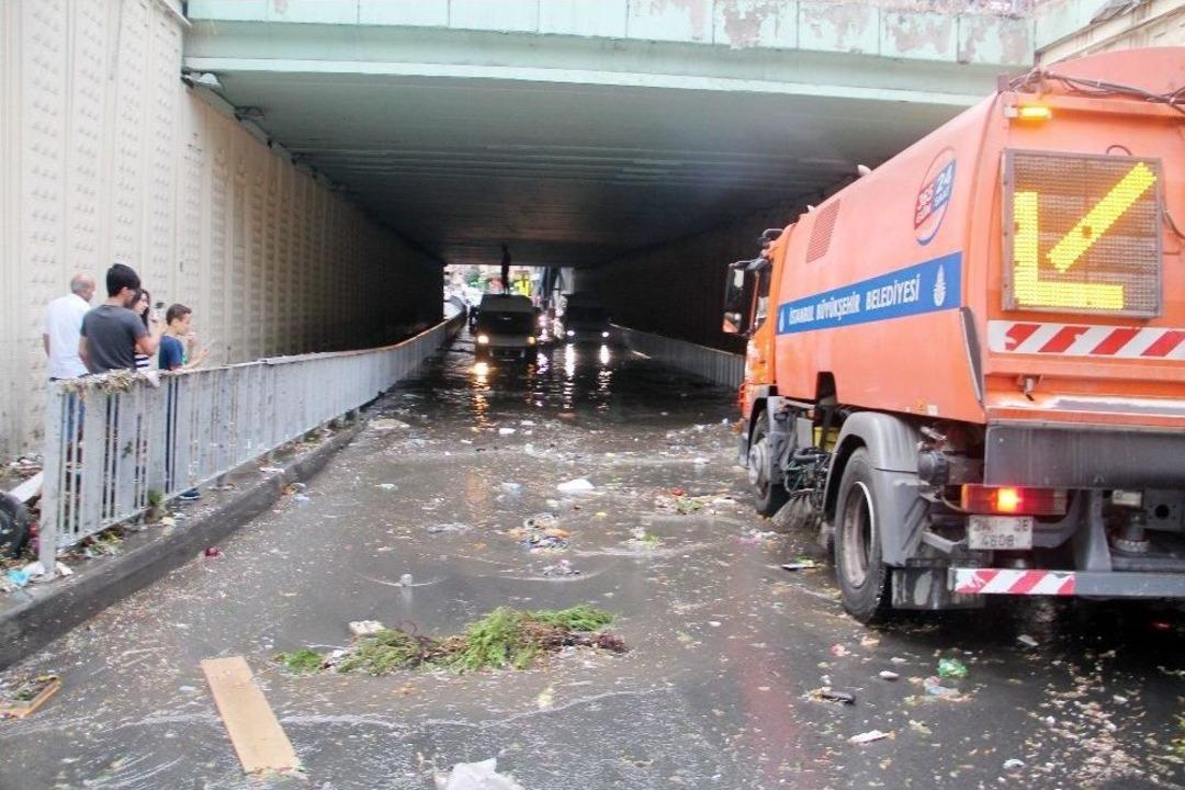 Alt Ge&ccedil;idi Su Basınca Vatandaş Aracın &Uuml;zerine &Ccedil;ıktı