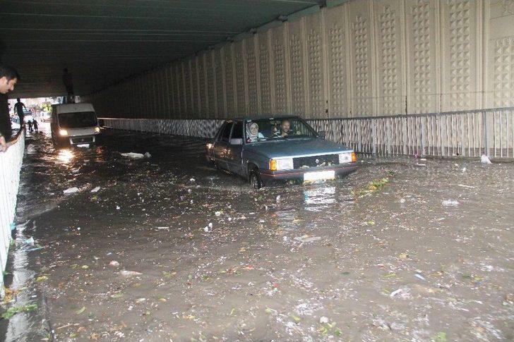 Alt Geçidi Su Basınca Vatandaş Aracın Üzerine Çıktı G1