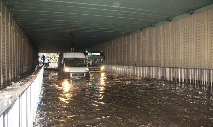 Alt Geçidi Su Basınca Vatandaş Aracın Üzerine Çıktı G2
