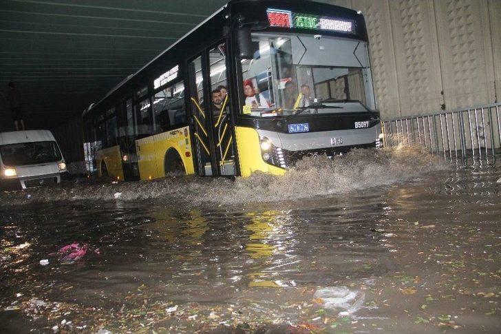Alt Geçidi Su Basınca Vatandaş Aracın Üzerine Çıktı G3