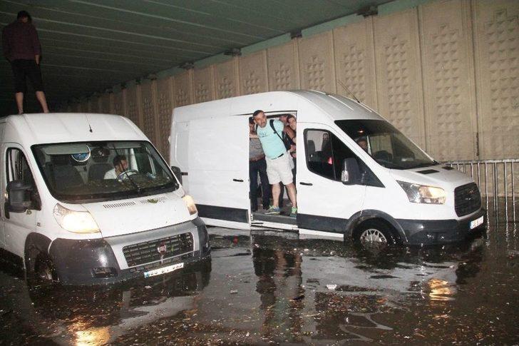 Alt Geçidi Su Basınca Vatandaş Aracın Üzerine Çıktı G4