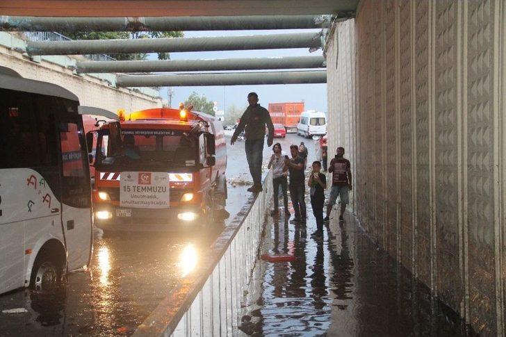 Alt Geçidi Su Basınca Vatandaş Aracın Üzerine Çıktı G5