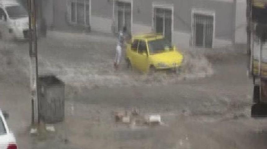 Esenyurt'ta Sel Suları Otomobili B&ouml;yle S&uuml;r&uuml;kledi&nbsp;