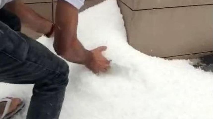 İstanbul&rsquo;da Bazı Vatandaşlar Dolunun Tadını &Ccedil;ıkardı