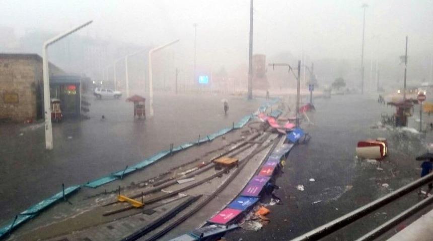 Fırtına Taksim&rsquo;i Savaş Alanına &Ccedil;evirdi