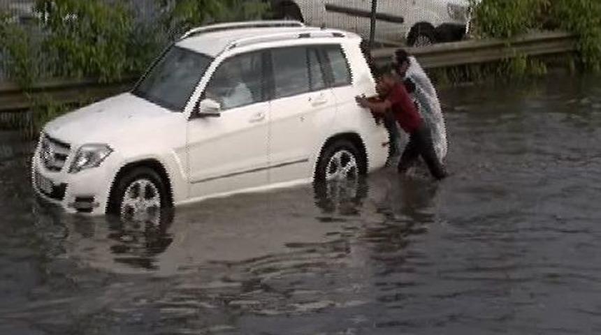 Yağmur Ve Fırtına İstanbul'u Esir Aldı&nbsp;