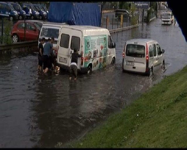 Yağmur Ve Fırtına İstanbul'u Esir Aldı 